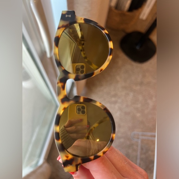 Illesteva Leonard Sunglasses - Picture 4 of 10